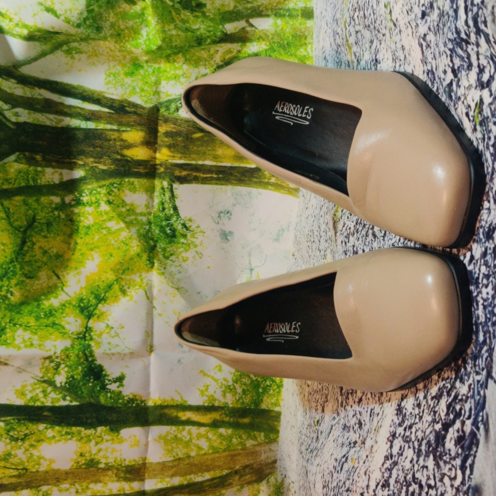 Aero Soles Size 6.5 With 2 Inch Heel Cream Pumps